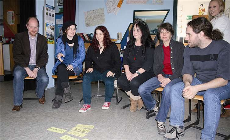 Jugendpfarrer Jan Lehmann (li.) im Gespräch mit den HOT-Mitarbeitern.