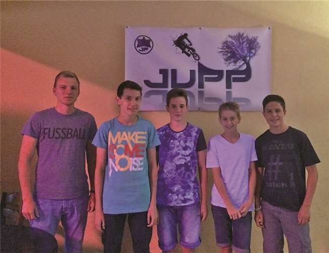 Jugendpfleger Alexander Mroß (l.) mit dem neuen Vorstand. privat