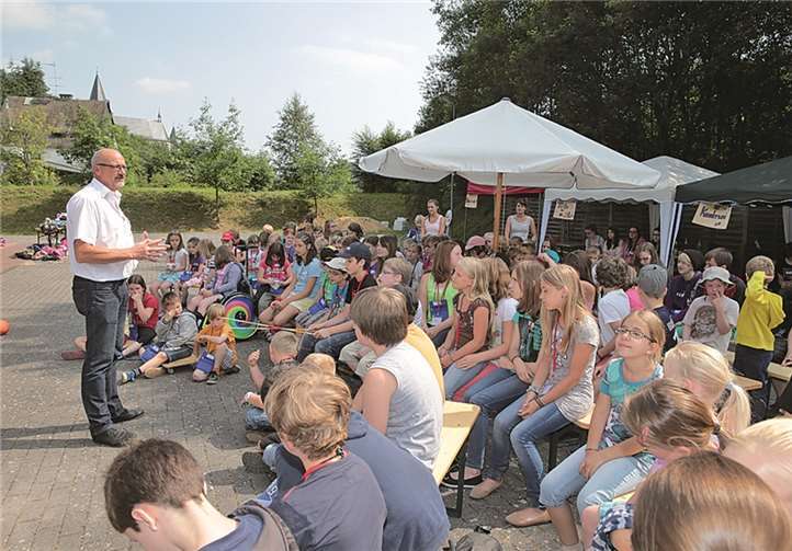 Jugendpfleger Jürgen Schwarzmann und die Mitarbeiter des Jugendbüros bieten auch in diesen Sommerferien wieder ein buntes Programm für die Kinder und Jugendlichen in der Verbandsgemeinde Adenau an. privat