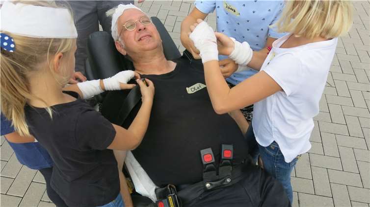 Jugendpfleger Olaf Neumann wurde von den Kindern verarztet.