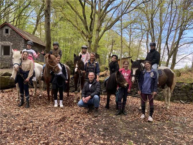 Jugendpfleger Serge Hertrich (kniend), Sylvia Astor (Mitte), mit den Teilnehmerinnen am Grillplatz Steinbrechwerk.  Foto: privat