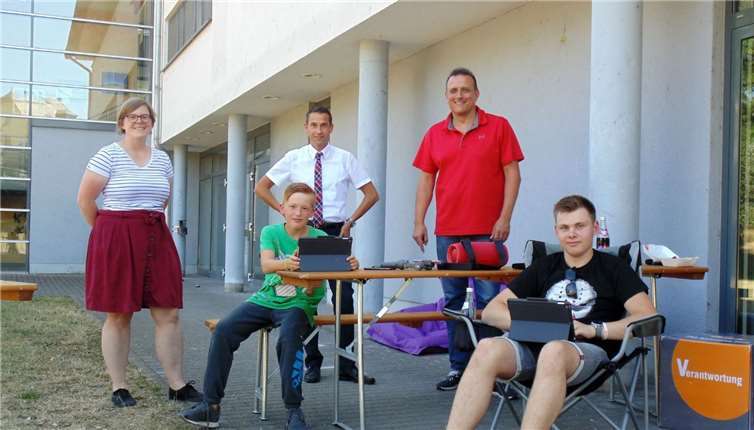 Jugendpflegerin Nadine Bohr mit Rouven Perling (VR Bank Plaidt) und Ortsbürgermeister Peter Wilkes bei der Spendenübergabe an Besucher des JUZ Plaidt. Foto: W. Montebaur/Ortsgemeinde Plaidt