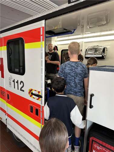 DRK-Rettungswache Koblenz begeistert Schülerinnen und Schüler der 5. Klasse Jugendrotkreuz Koblenz stellt Arbeit und Angebote vor