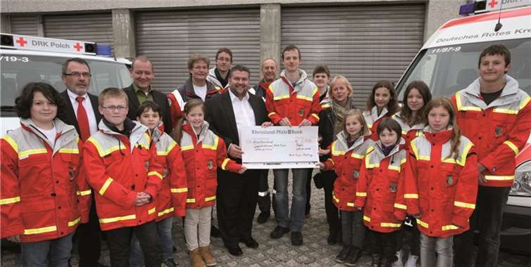Jugendrotkreuz-Leiter Lars Hundt nahm für die Maifelder Rettungsmäuse erfreut eine Spende von 2.000 Euro der Heinz Gries-Stiftung entgegen, die die Stiftungsratsmitglieder Sabine Liebsch und ihr Bruder Peter Gries überreichten. WE