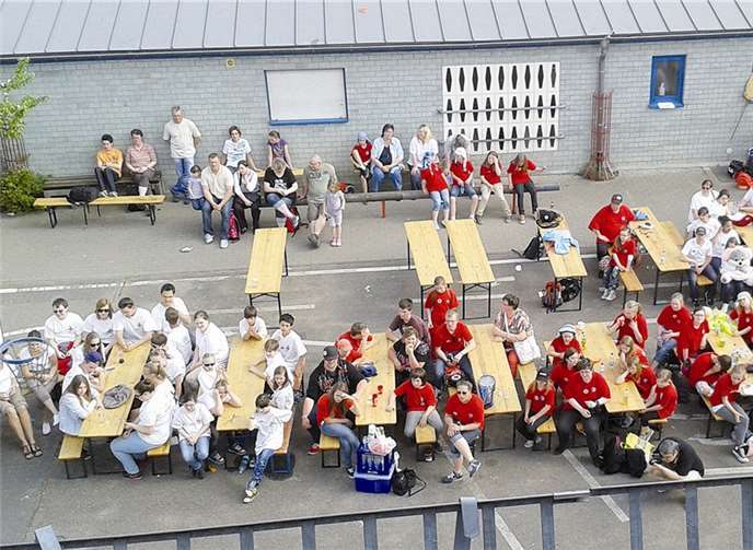 Jugendrotkreuzler warten auf die Siegerehrung.  privat