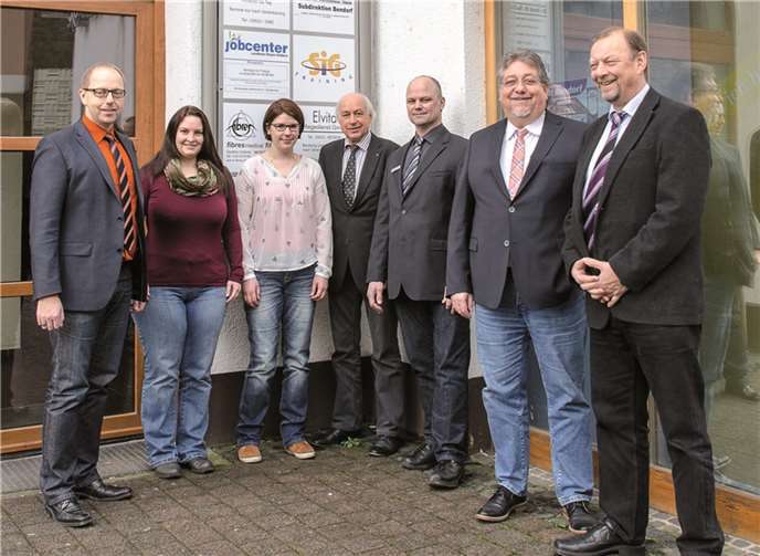 Jugendscout Martina Vieten (Zweite von links), der Erste Kreisbeigeordnete Bernhard Mauel (Vierter von links) und Rolf Koch, Geschäftsführer des Jobcenters (Sechster von rechts) freuen sich mit ihren Teams über die gute Zusammenarbeit von Jobcenter und Jugendamt im Landkreis Mayen-Koblenz.privat