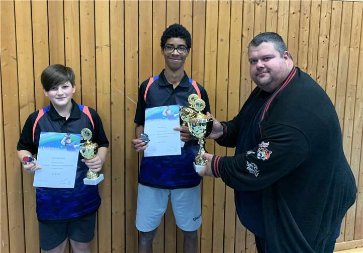 Jugendsiegerehrung im Einzel und Doppel (v.l.): Joschka Mertmann, Jody Adamou und Robert Willach.Fotos: privat