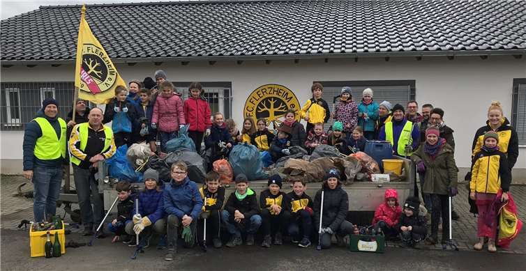 Jugendspielerinnen und -spieler sowie Eltern nahmen an der Aufräumaktion teil.Foto: privat
