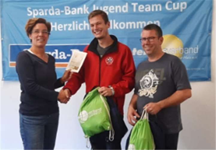Jugendsportwartin Martina Riedle überreichte Darius Gutte (MTV 1817 Mainz) und René Kurth (rechts), dem Sportwart des TC Bad Bodendorf, einen Gutschein. Foto: TC Bad Bodendorf