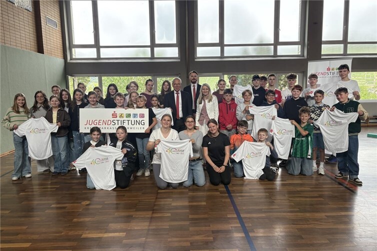 Jugendstiftung der Kreissparkasse Ahrweiler fördert Deutsches Sportabzeichen – 300 Schülerinnen und Schüler des Gymnasiums am Calvarienberg ausgezeichnet.