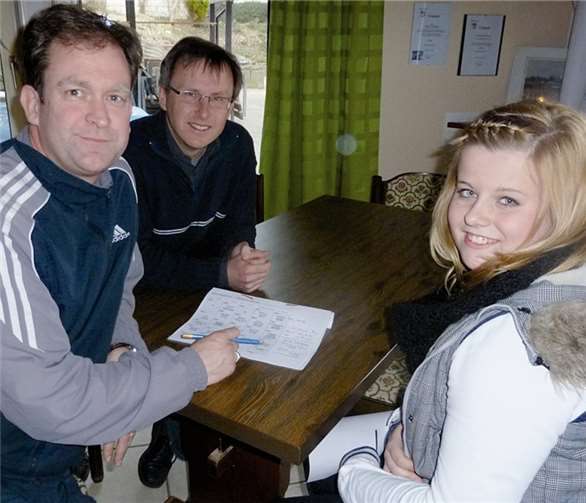 Jugendtrainer Martin Koch (TCRW) mit Tk-Jugendwart und Desiree Deselaers bei der Gruppeneinteilung.privat