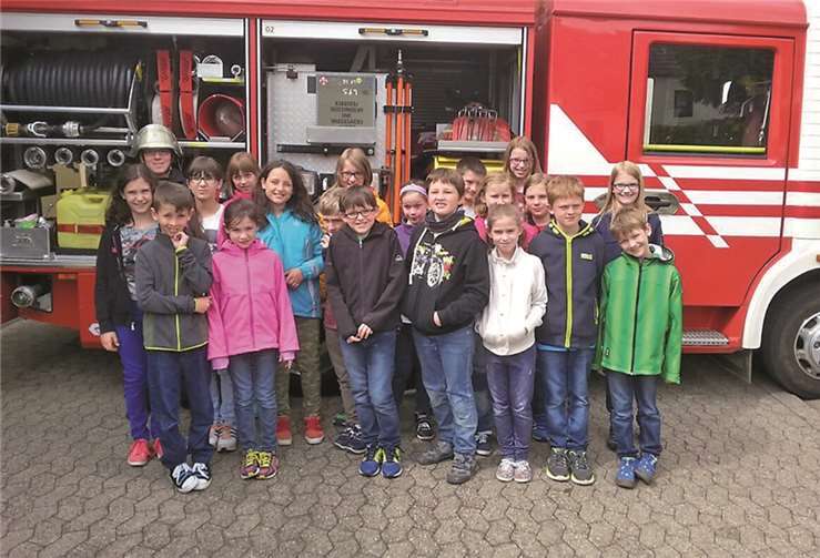 Jugendwart Daniel Berresheim (hinten links) mit den Layer Grundschulkindern.  Privat