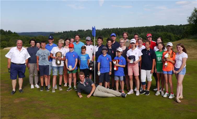Jugendwart Jannik Oster (liegend) stellte ein tolles (Golf-)Programm für den Golfnachwuchs zusammen. Foto: privat