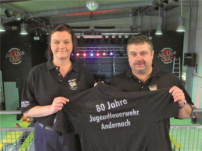 Jugendwart Michael Groß sowie seine Vertreterin Manuela Koll präsentieren das Jubiläums-Shirt.