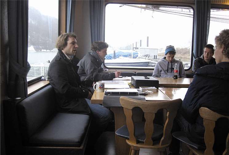 Jugendwart Simon Zimmermann (l.) erläutert die Jahresplanung. privat