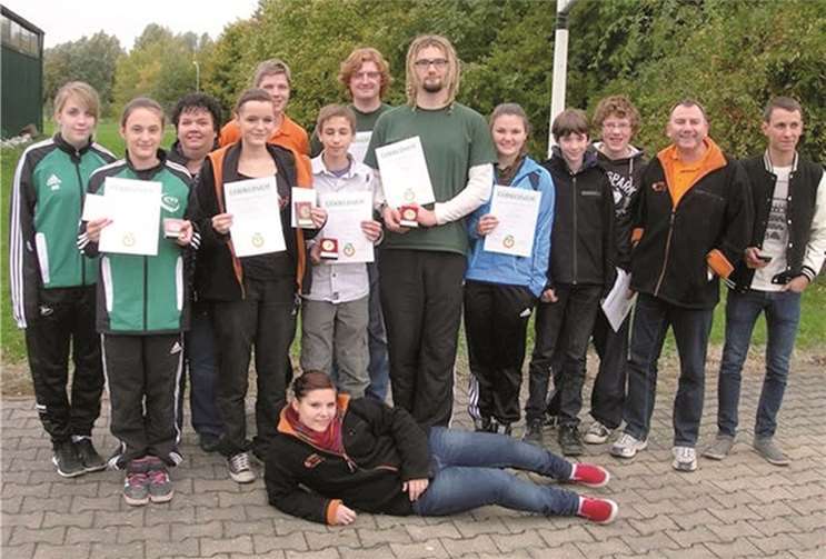 Jugendwartin Petra Wagner (3. v. l.) begleitete die Kreis-Jungschützen nach Inden/Altdorf und freute sich mit Ihnen über die Erfolge. privat