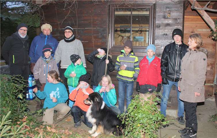 Jugendwartin Ulla Kreutz (rechts), hinten links außen Thomas Spitz (hinten links) und Daniel Stein vom Betreuerteam (3.v.l.). privat