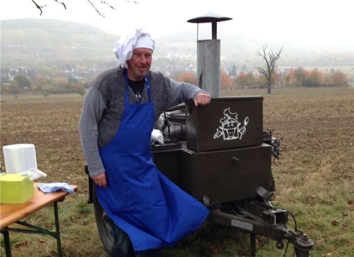Julasch-Jupp Udo Lamparter an der Gulaschkanone.privat