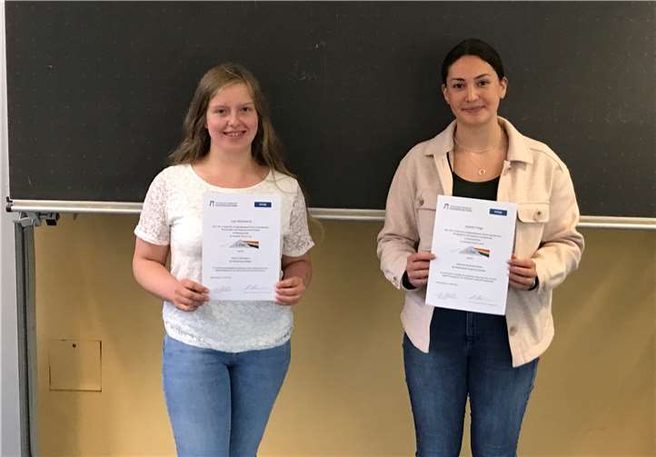 Jule Hümmerich (Lahnstein) und Amelie Frings (Neuwied) waren in der dritten Rund des Landeswettbewerbs Physik sehr erfolgreich.Foto: privat