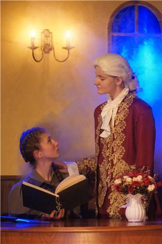 Jule Janßen als Virginia Otis und Felicia Tölle als Sir Simon.  Foto: privat