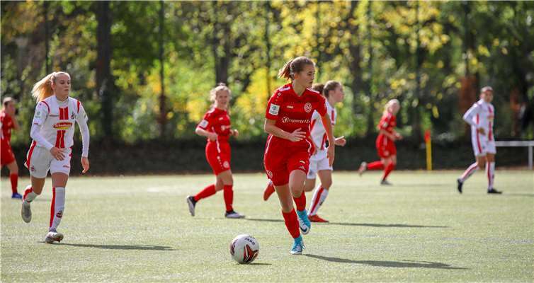 Jule Rohleder (vorne) machte eine starke Partie gegen die Domstadt-Elf. Foto: Udo Kölzer