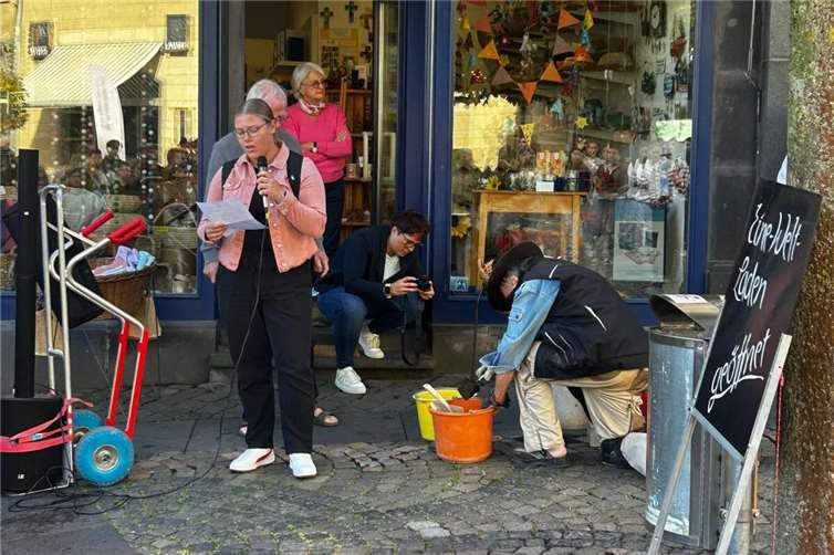 Jule Rüth informiert über die Person, für die ein Stolperstein verlegt wurde.  Fotos: Stefanie Fatmi-Schmidt