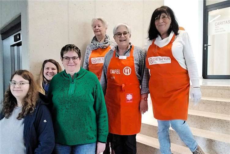 Julia Adams, Kim Schmengler (KiTa-Sozialarbeiterin) und Tanja Polcher von der Kita St. Georg beim Besuch der Tafel mit den Tafel-Mitarbeiterinnen Roswitha Budde, Beate Brost und Johanna Budack. Foto: Dietmar Barth