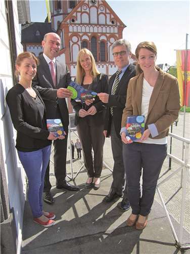 Julia Arzdorf (VHS), Guido Mombauer (KSK), Claudia Probst (EVM), Bürgermeister Wolfgang Kroeger und Sabrina Wissen (VHS) (v.l.) trafen sich zu einem Rückblick und Ausblick auf die Sinziger Schlosskonzerte.privat