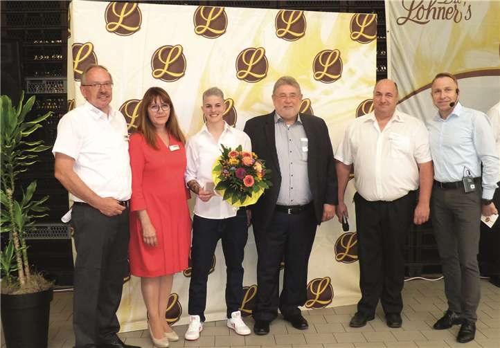 Julia Becker (3.v.li.), die seit 10 Jahren bei den Lohners arbeitet, hat ihre Prüfung zur Bäckermeisterin erfolgreich absolviert.
