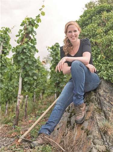 Julia Bertram liebt das Winzerhandwerk und dieArbeit im eigenen WeinbergDominik Ketz.
