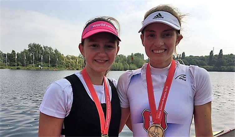 Julia Bischof (l.)und Lea Lützen (r.) aus Hamburg gewannen samstags in Köln den Zweier U19 und am Sonntag kamen sie auf den zweiten Platz.