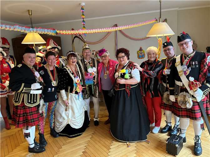 Julia Bodenbach (2.v.l.), Leiterin des DRK-Betreuungsstützpunkts, war sehr dankbar, dass die Bad Breisiger Tollitäten das Weiße Ross besuchten und den Bewohnerinnen und Bewohner einen unvergessenen Vormittag bescherten.  Foto: Astrid Zens