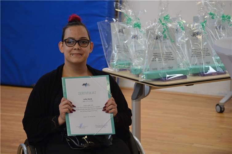 Julia Denk präsentierte stolz ihre Urkunde.Fotos: privat