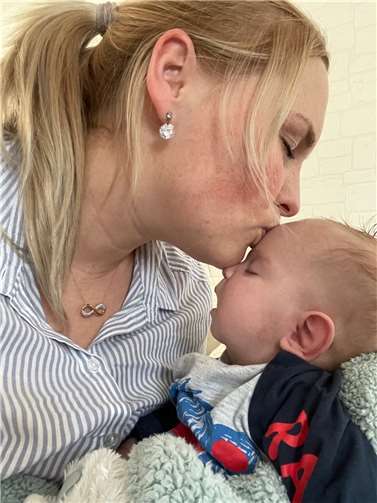 Julia Ebertz mit ihrem Sohn Manuel. Foto: Bunter Kreis