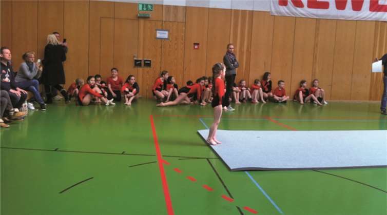 Julia Eichmann, Kathrin Löwen, Fabienne Fogolin, Luca Wallner, Georgina Dinter, Carolina Stein, Sophia Ishaq, Celine Wolf, Oskar Geltz, Elisa Groß, Franka Schneider, Nele Weichert, Marlene Stein, Toska Winter, Lenie Biemer, Greta Bell, Phillip Blaesius, Annelie Stein, Paula Menzel. Turnerin bei der Bodenübung: Darleen Blaesius.