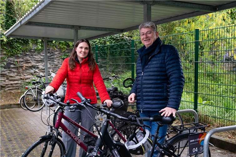 Julia Frimmersdorf, die neue Klimaschutzmanagerin der Stadt Neuwied, und Beigeordneter Ralf Seemann sind bereit fürs Stadtradeln 2024 in Neuwied.  Foto: Stadt Neuwied/Maxie Meier