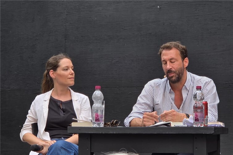 Julia Fröder konnte Tobias Haberl mit ihren wachen Fragen zum persönlichen Erzählen motivieren. 