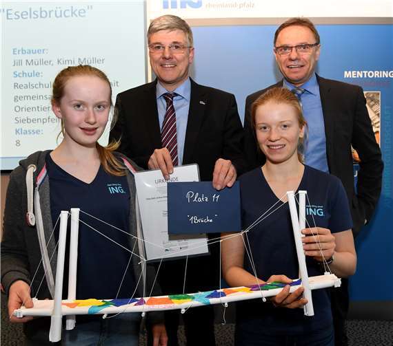 Julia Hagge (l.) und Olivia Bukal (r..) nehmen den Preis für den 11. Platz stellvertretend für ihre Klassenkameraden von Kammervizepräsident Dr. Uwe Angnes (h.l.) und Bildungsstaatssekretär Hans Beckmann (h.r.) entgegen.  Ingenieurkammer Rheinland-Pfalz
