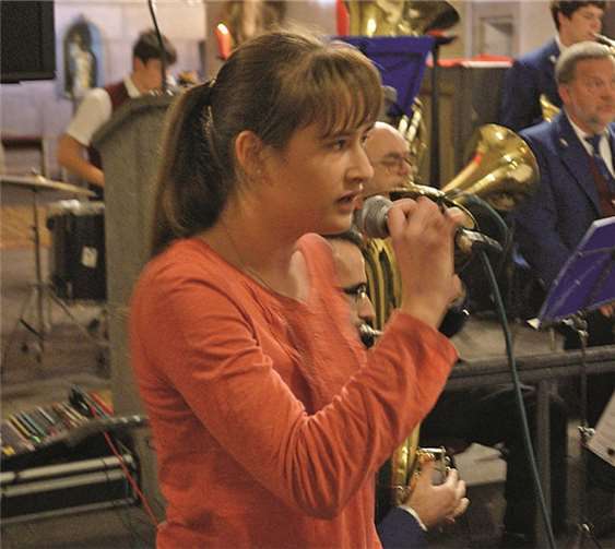 Julia Heinicke beeindruckte mit ihrer Stimme - begleitet vom Treiser Musikverein - in der gut besetzten Stiftskirche St. Castor mit einem Musical-Song. -TT-