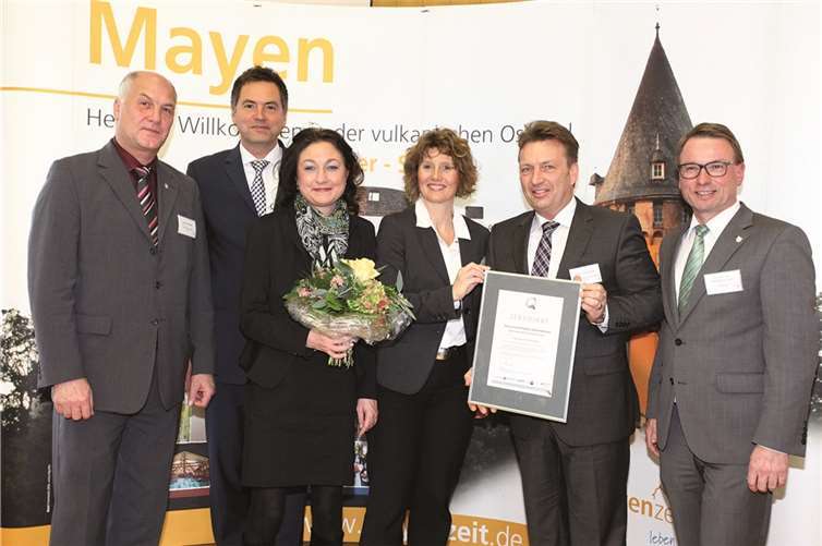 Julia Hermann-Hiebel (3.v.l.) und ihr Ehemann Peter Hermann (2.v.r.) bei der Auszeichnung als „Service Q Betrieb“ durch Wirtschaftsministerin Eveline Lemke (Mitte).