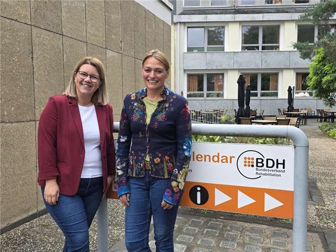 Julia Jahnel, Neuropsychologin an der BDH-Klinik Vallendar, und Julia Tiwi-Feix von der Inklusa-Anlauf- und Beratungsstelle in Bad Ems freuen sich auf das erste Treffen für Angehörige von Menschen mit erworbener Hirnschädigung in der BDH-Klinik Vallendar. Foto: Beate Kretschmann