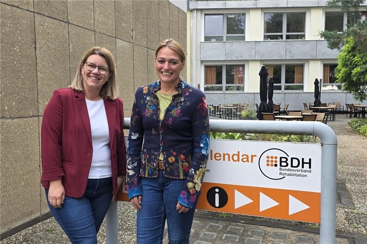 Julia Jahnel und Julia Tiwi-Feix freuen sich auf das nächste Treffen für Angehörige von Menschen mit erworbener Hirnschädigung in der BDH-Klinik Vallendar.