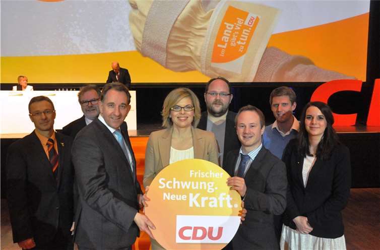 Julia Klöckner (Mitte) umrahmt von den beiden Landtagskandidaten Matthias Lammert (l.) und Dennis Maxeiner (r.) sowie von Delegierten der CDU Rhein-Lahn. Mit frischem Schwung und neuer Kraft soll die Landtagswahl gewonnen werden. privat