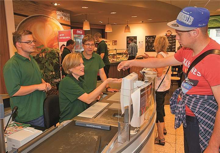Julia Klöckner an der Kasse des CAP-Marktes in St. Katharinen.