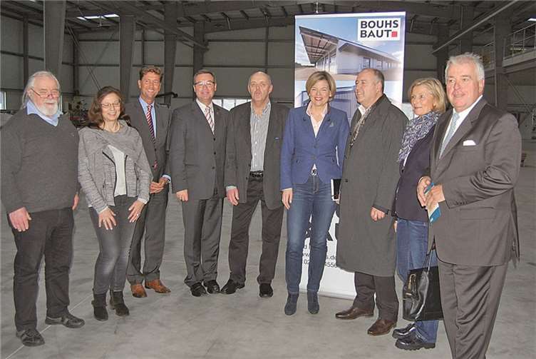 Julia Klöckner auf Informations-Besuch in Remagen. (v.l.).: Ehepaar Dr. Müller (FilaTech), Detlev Odenkirchen (Bewerber für Bürgermeister Brohltal), Horst Gies (MdL), Peter Bouhs (Bouhs GmbH), Julia Klöckner, Ehepaar Willi Bouhs (Bouhs GmbH), Guido Ernst (MdL).FA