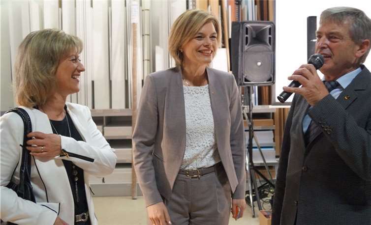 Julia Klöckner hatte die Schirmherrschaft über die Benefiz-Aktion im röhrig-Erlebnismarkt, die zugunsten von Flüchtlingskindern organisiert wurde.