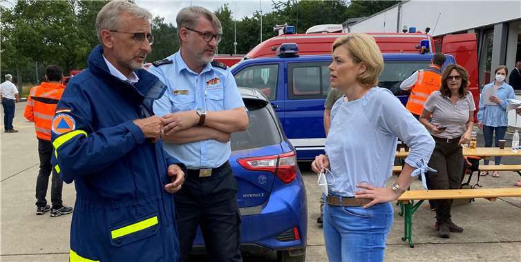 Julia Klöckner im Gespräch mit Einsatzkräften. Foto: privat