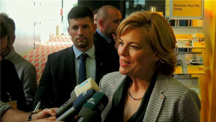 Julia Klöckner im Gespräch mit den Journalisten.