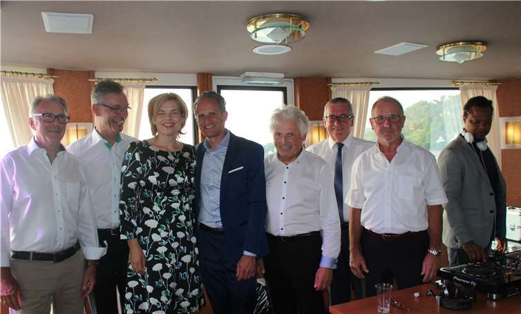 Bundesministerin Julia Klöckner wird zur Kulinarischen Ritterin geschlagen Julia Klöckner mit den regionalen „Kümmerern“ der VOR-TOUR derHoffnung und Hans-Josef Bracht.Zu ihrer Seite rechts Lebensgefährte RalphGrieser, der ebenfalls für den guten Zweck radelt - und sie dabei kennengelernt hat.