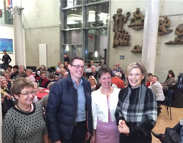 Julia Klöckner (re.) besuchte zusammen mit Landtagskandidat Jörg Röder die Veranstaltung der kfd. privat